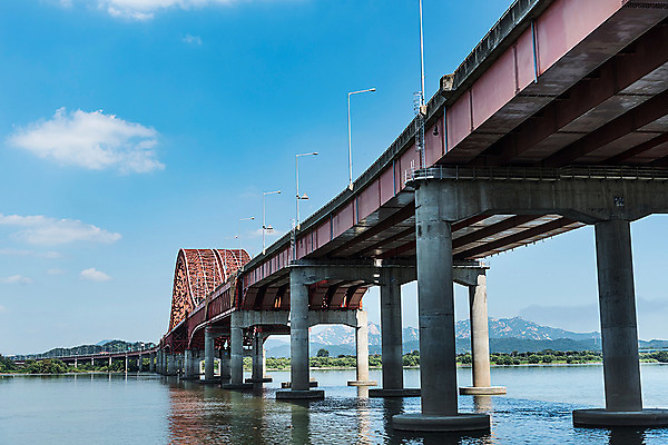 포토 JPG 주간 구름 건축 하늘 서울 한국 풍경 사람없음 야외 한강 방화대교 한강다리 가교 국내포토 자연요소 건축물 아시아 다리_건축물 랜드마크 파일형식