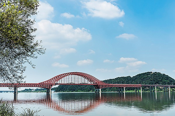포토 JPG 주간 나무 구름 건축 하늘 서울 한국 그림자 풍경 사람없음 야외 한강 방화대교 한강다리 가교 국내포토 자연요소 식물 건축물 아시아 다리_건축물 랜드마크 파일형식