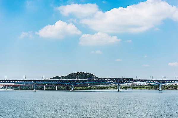 포토 JPG 주간 나무 구름 건축 하늘 서울 한국 풍경 사람없음 야외 전철 한강 한강다리 가교 마곡철교 국내포토 자연요소 식물 건축물 아시아 육상교통 대중교통 다리_건축물 랜드마크 파일형식