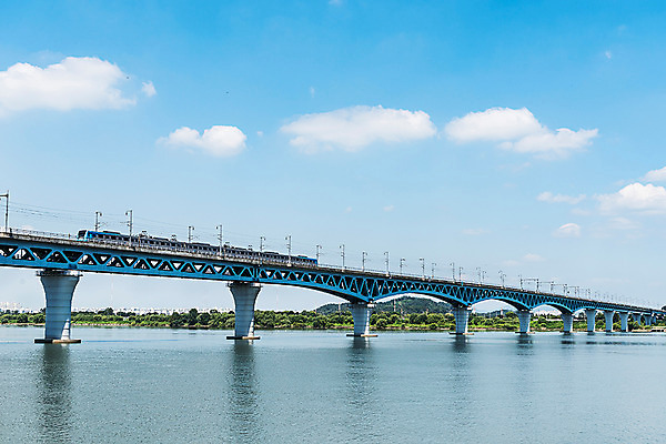 포토 JPG 주간 구름 건축 하늘 서울 한국 풍경 사람없음 야외 전철 한강 한강다리 가교 마곡철교 국내포토 자연요소 건축물 아시아 육상교통 대중교통 다리_건축물 랜드마크 파일형식
