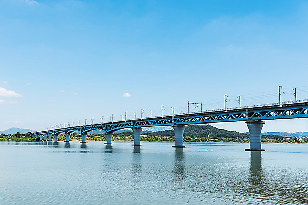 포토 JPG 주간 나무 건축 하늘 서울 한국 풍경 사람없음 야외 한강 한강다리 가교 마곡철교 국내포토 자연요소 식물 건축물 아시아 다리_건축물 랜드마크 파일형식
