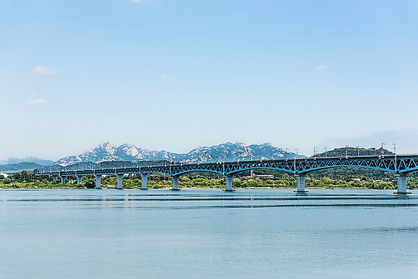 포토 JPG 주간 나무 건축 하늘 서울 한국 풍경 사람없음 야외 한강 한강다리 가교 마곡철교 국내포토 자연요소 식물 건축물 아시아 다리_건축물 랜드마크 파일형식