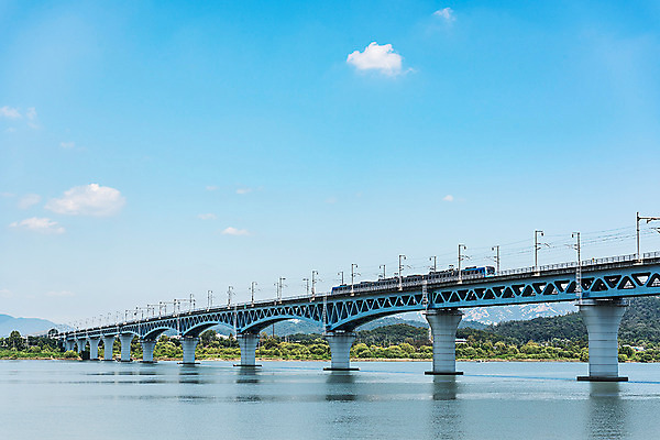 포토 JPG 주간 나무 구름 건축 하늘 서울 한국 풍경 사람없음 야외 전철 한강 한강다리 가교 마곡철교 국내포토 자연요소 식물 건축물 아시아 육상교통 대중교통 다리_건축물 랜드마크 파일형식