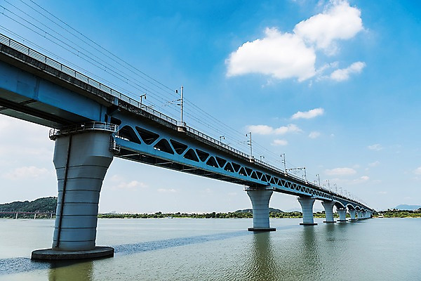 포토 JPG 주간 구름 건축 하늘 서울 한국 풍경 사람없음 야외 한강 한강다리 가교 마곡철교 국내포토 자연요소 건축물 아시아 다리_건축물 랜드마크 파일형식
