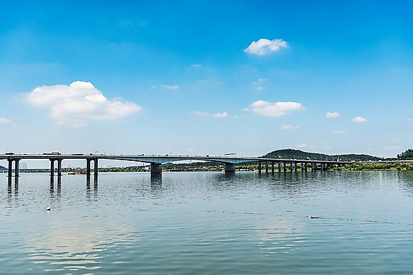 포토 JPG 주간 나무 구름 건축 하늘 서울 한국 풍경 사람없음 야외 한강 한강다리 가교 가양대교 국내포토 자연요소 식물 건축물 아시아 다리_건축물 랜드마크 파일형식