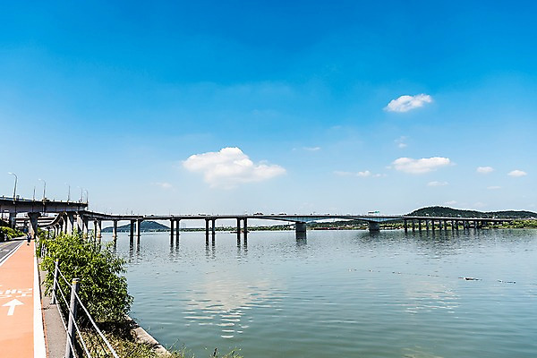 포토 JPG 주간 구름 건축 길 하늘 서울 한국 풍경 사람없음 야외 산책로 한강 한강다리 가교 가양대교 국내포토 자연요소 건축물 아시아 다리_건축물 랜드마크 파일형식