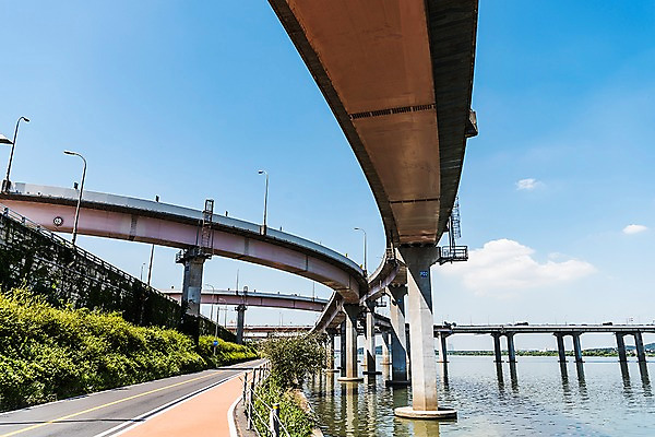 포토 JPG 주간 구름 건축 도로 하늘 서울 한국 풍경 사람없음 야외 산책로 한강 한강다리 가교 가양대교 국내포토 자연요소 건축물 아시아 길 교통시설 다리_건축물 랜드마크 파일형식