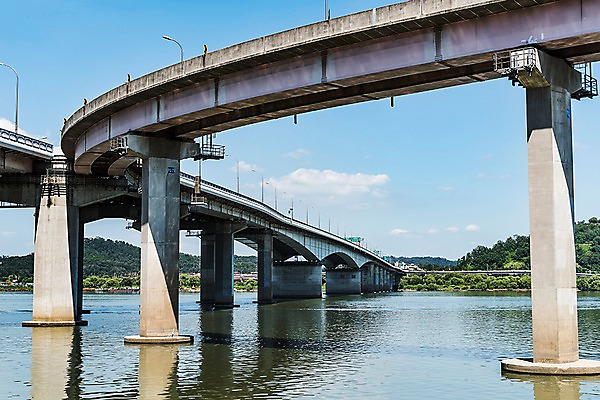 포토 JPG 주간 나무 구름 건축 도로 하늘 서울 한국 풍경 사람없음 야외 한강 한강다리 가교 가양대교 국내포토 자연요소 식물 건축물 아시아 길 교통시설 다리_건축물 랜드마크 파일형식