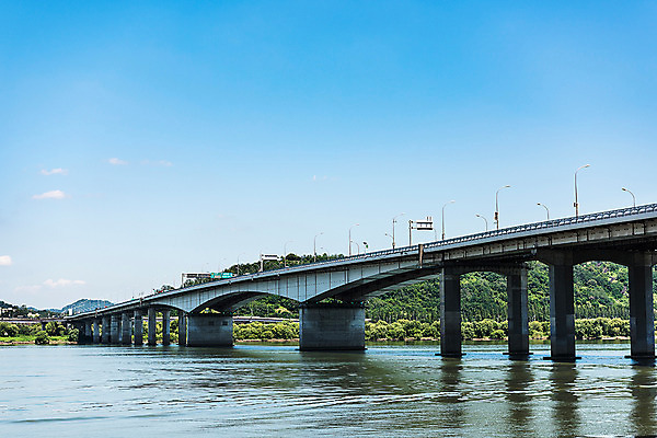 포토 JPG 주간 나무 건축 도로 하늘 서울 한국 풍경 사람없음 야외 한강 한강다리 가교 가양대교 국내포토 자연요소 식물 건축물 아시아 길 교통시설 다리_건축물 랜드마크 파일형식