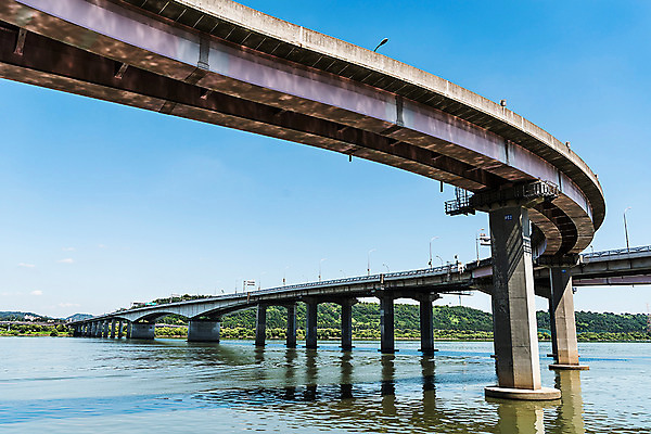 포토 JPG 주간 나무 건축 도로 하늘 서울 한국 풍경 사람없음 야외 한강 한강다리 가교 가양대교 국내포토 자연요소 식물 건축물 아시아 길 교통시설 다리_건축물 랜드마크 파일형식
