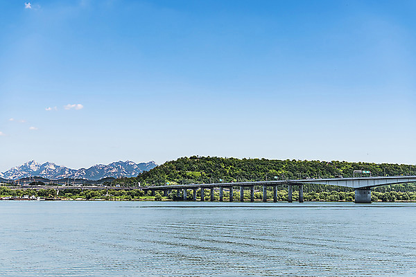 포토 JPG 주간 나무 건축 도로 하늘 서울 한국 풍경 사람없음 야외 한강 한강다리 가교 가양대교 국내포토 자연요소 식물 건축물 아시아 길 교통시설 다리_건축물 랜드마크 파일형식