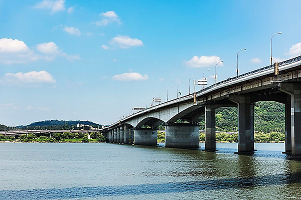 포토 JPG 주간 나무 구름 건축 하늘 서울 한국 풍경 사람없음 야외 한강 한강다리 가교 가양대교 국내포토 자연요소 식물 건축물 아시아 다리_건축물 랜드마크 파일형식