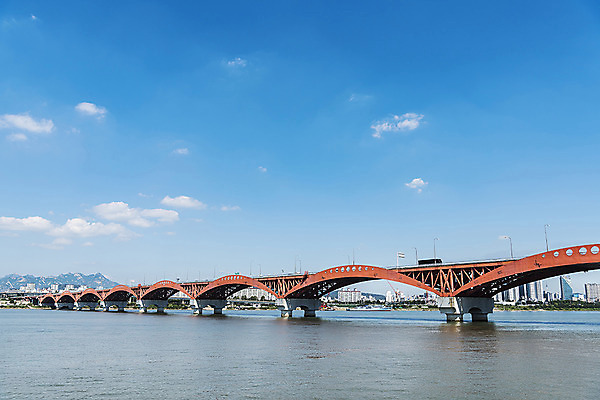 포토 JPG 주간 구름 건축 하늘 서울 한국 풍경 사람없음 야외 건물 한강 성산대교 한강다리 가교 국내포토 자연요소 건축물 아시아 다리_건축물 랜드마크 파일형식