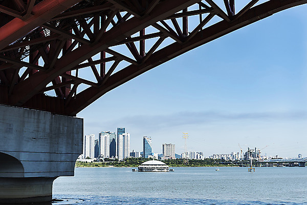 포토 JPG 주간 건축 하늘 서울 한국 풍경 사람없음 야외 건물 한강 성산대교 한강다리 가교 국내포토 자연요소 건축물 아시아 다리_건축물 랜드마크 파일형식