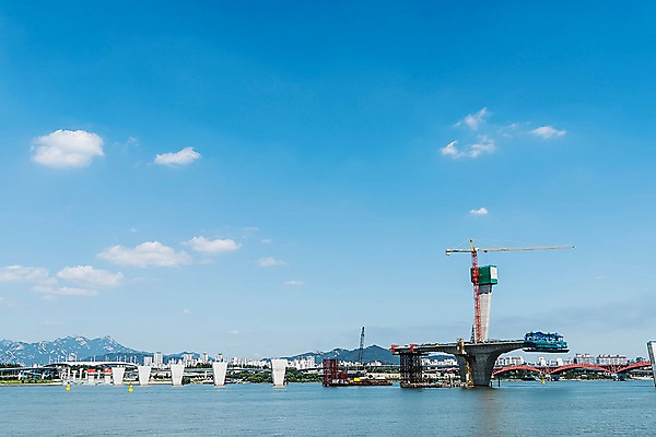 포토 JPG 주간 나무 건축 하늘 서울 한국 공사 풍경 사람없음 야외 건물 한강 한강다리 가교 월드싸커대교 국내포토 자연요소 식물 건축물 아시아 건설업 다리_건축물 랜드마크 파일형식