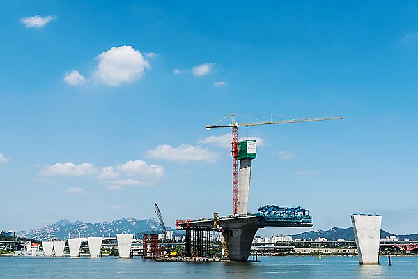 포토 JPG 주간 나무 구름 건축 하늘 서울 한국 공사 풍경 사람없음 야외 건물 한강 한강다리 가교 월드싸커대교 국내포토 자연요소 식물 건축물 아시아 건설업 다리_건축물 랜드마크 파일형식