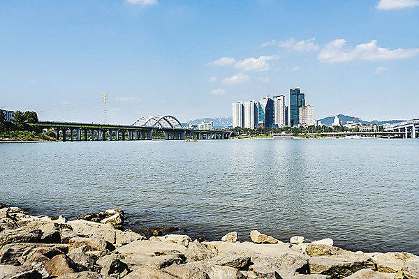포토 JPG 주간 구름 건축 하늘 서울 한국 풍경 빌딩 사람없음 야외 건물 바위 한강 한강다리 가교 양화대교 국내포토 자연요소 건축물 아시아 돌_바위 다리_건축물 랜드마크 파일형식