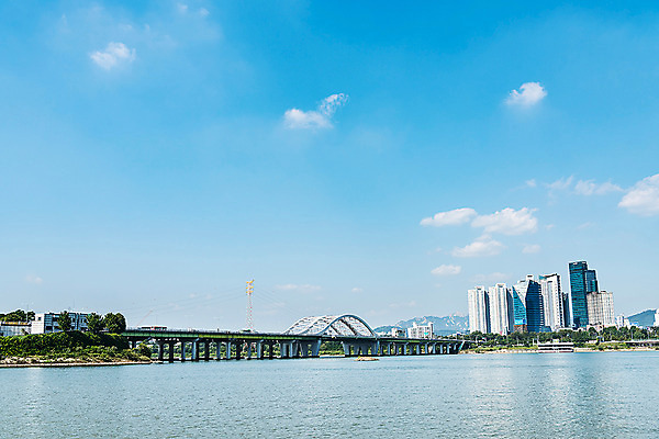 포토 JPG 주간 구름 건축 하늘 서울 한국 풍경 빌딩 사람없음 야외 건물 한강 한강다리 가교 양화대교 국내포토 자연요소 건축물 아시아 다리_건축물 랜드마크 파일형식