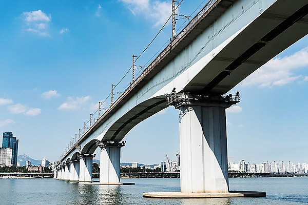 포토 JPG 주간 구름 건축 하늘 서울 한국 풍경 사람없음 야외 건물 한강 당산철교 한강다리 가교 국내포토 자연요소 건축물 아시아 다리_건축물 랜드마크 파일형식