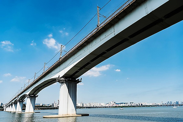 포토 JPG 주간 구름 건축 하늘 서울 한국 풍경 사람없음 야외 건물 한강 당산철교 한강다리 가교 국내포토 자연요소 건축물 아시아 다리_건축물 랜드마크 파일형식
