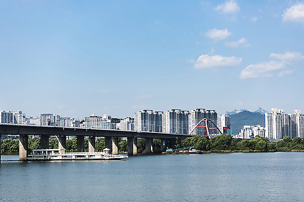 포토 JPG 주간 나무 건축 하늘 서울 한국 풍경 빌딩 사람없음 야외 건물 유람선 한강 서강대교 한강다리 가교 국내포토 자연요소 식물 건축물 아시아 배_교통 다리_건축물 랜드마크 파일형식