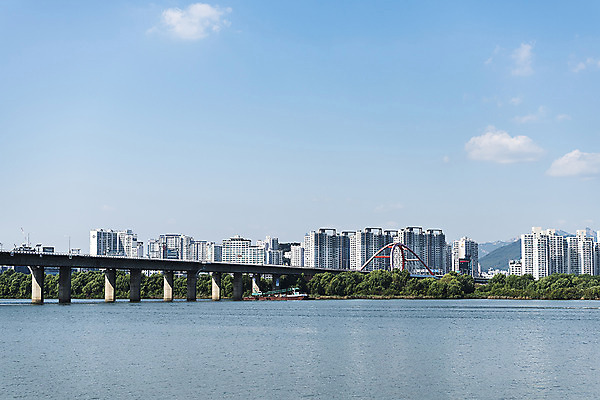 포토 JPG 주간 나무 구름 건축 하늘 서울 한국 풍경 빌딩 사람없음 야외 건물 한강 서강대교 한강다리 가교 국내포토 자연요소 식물 건축물 아시아 다리_건축물 랜드마크 파일형식