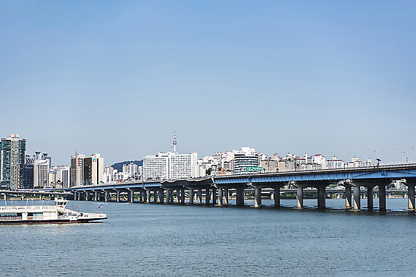 포토 JPG 주간 건축 하늘 서울 한국 풍경 빌딩 사람없음 야외 건물 유람선 한강 마포대교 한강다리 가교 국내포토 자연요소 건축물 아시아 배_교통 다리_건축물 랜드마크 파일형식