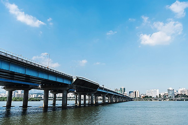 포토 JPG 주간 구름 건축 하늘 서울 한국 풍경 빌딩 사람없음 야외 건물 한강 마포대교 한강다리 가교 국내포토 자연요소 건축물 아시아 다리_건축물 랜드마크 파일형식