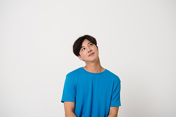포토 JPG 스튜디오촬영 남자 컬러 생각 사진 모션 실내 표정 한명 상반신 20대 성인 앞모습 파란색 한국인 올려보기 흰배경 남자한명만 성인남자한명만 국내포토 1 뷰포인트 사람 동양인 청년 내부 흰색 남자만 성인남자만 파일형식 인종 성인만