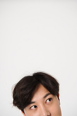 포토 JPG 스튜디오촬영 남자 얼굴 컬러 사진 실내 표정 한명 상반신 20대 성인 앞모습 파란색 한국인 호기심 흰배경 노려봄 헷갈림 남자한명만 성인남자한명만 국내포토 1 감정 뷰포인트 백그라운드 컨셉 사람 동양인 청년 내부 신체부위 흰색 남자만 성인남자만 파일형식