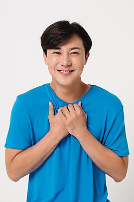 포토 JPG 스튜디오촬영 남자 행복 컬러 사진 모션 실내 표정 한명 웃음 상반신 20대 성인 앞모습 파란색 기쁨 한국인 흰배경 남자한명만 성인남자한명만 국내포토 1 감정 뷰포인트 백그라운드 사람 동양인 청년 내부 흰색 남자만 성인남자만 파일형식