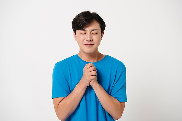 포토 JPG 스튜디오촬영 남자 행복 컬러 사진 모션 실내 표정 한명 미소 상반신 20대 성인 앞모습 파란색 눈감음 기쁨 한국인 기도 흰배경 예배 합격기원 간절함 남자한명만 성인남자한명만 국내포토 1 감정 뷰포인트 컨셉 사람 동양인 청년 내부 흰색 합격 남자만 성인남자만 파일형식 인종 성인만