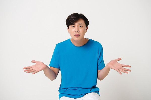 포토 JPG 스튜디오촬영 남자 컬러 사진 모션 실내 표정 한명 앉기 손짓 상반신 20대 성인 앞모습 파란색 한국인 흰배경 황당 남자한명만 성인남자한명만 국내포토 1 감정 뷰포인트 백그라운드 사람 동양인 청년 내부 흰색 남자만 성인남자만 파일형식