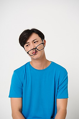 포토 JPG 스튜디오촬영 남자 안경 컬러 사진 모션 스트레스 실내 표정 피곤 한명 상반신 20대 성인 앞모습 파란색 한국인 고민 흰배경 남자한명만 성인남자한명만 안경낌 국내포토 1 잡화 감정 뷰포인트 컨셉 사람 동양인 청년 내부 흰색 남자만 성인남자만 파일형식 인종 성인만