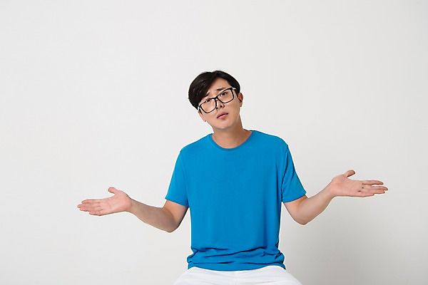 포토 JPG 스튜디오촬영 남자 안경 컬러 사진 모션 팔벌리기 스트레스 실내 표정 한명 앉기 상반신 20대 성인 앞모습 파란색 한국인 흰배경 손뻗기 황당 남자한명만 성인남자한명만 안경낌 국내포토 1 잡화 감정 뷰포인트 백그라운드 사람 동양인 청년 내부 흰색 남자만 성인남자만 파일형식