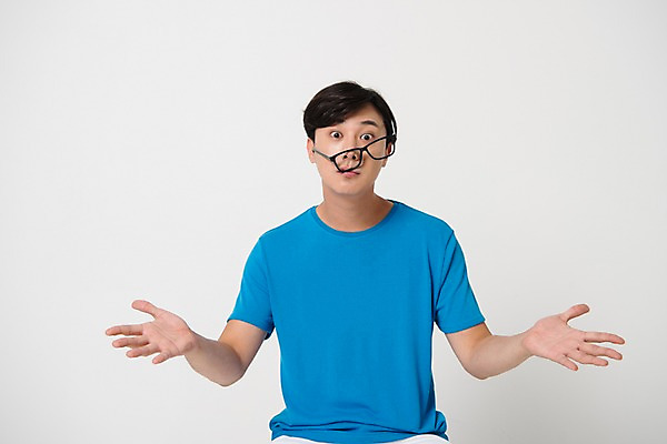 포토 JPG 스튜디오촬영 남자 안경 컬러 사진 모션 팔벌리기 스트레스 실내 표정 한명 앉기 상반신 20대 성인 앞모습 파란색 한국인 흰배경 손뻗기 황당 남자한명만 성인남자한명만 안경낌 국내포토 1 잡화 감정 뷰포인트 백그라운드 사람 동양인 청년 내부 흰색 남자만 성인남자만 파일형식