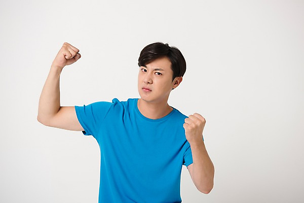 포토 JPG 스튜디오촬영 남자 컬러 사진 모션 실내 표정 한명 상반신 20대 성인 앞모습 파란색 주먹 한국인 분노 폭력 찡그림 흰배경 묵 폭행 남자한명만 성인남자한명만 국내포토 1 감정 음식 뷰포인트 백그라운드 사람 동양인 청년 내부 흰색 범죄 사회이슈 남자만 성인남자만 파일형식