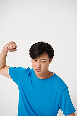 포토 JPG 스튜디오촬영 남자 컬러 사진 모션 실내 표정 한명 상반신 20대 성인 앞모습 파란색 주먹 한국인 분노 폭력 찡그림 흰배경 묵 폭행 남자한명만 성인남자한명만 국내포토 1 감정 음식 뷰포인트 백그라운드 사람 동양인 청년 내부 흰색 범죄 사회이슈 남자만 성인남자만 파일형식