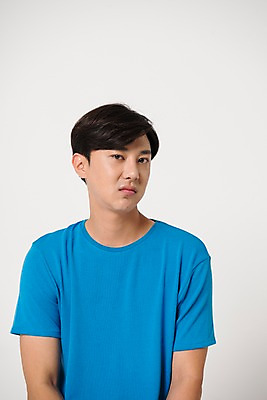 포토 JPG 스튜디오촬영 남자 컬러 사진 모션 실내 표정 한명 상반신 20대 성인 앞모습 파란색 한국인 짜증 흰배경 남자한명만 성인남자한명만 국내포토 1 감정 뷰포인트 사람 동양인 청년 내부 흰색 남자만 성인남자만 파일형식 인종 성인만