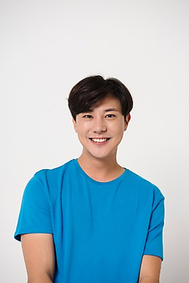 포토 JPG 스튜디오촬영 남자 컬러 사진 모션 실내 표정 한명 웃음 상반신 20대 성인 앞모습 파란색 한국인 흰배경 남자한명만 성인남자한명만 국내포토 1 뷰포인트 백그라운드 사람 동양인 청년 내부 흰색 남자만 성인남자만 파일형식