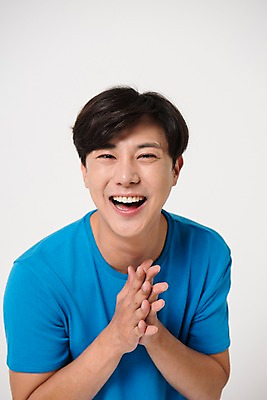 포토 JPG 스튜디오촬영 남자 컬러 사진 모션 실내 표정 한명 웃음 손짓 상반신 20대 성인 앞모습 파란색 한국인 흰배경 하이파이브 손맞댄 남자한명만 성인남자한명만 국내포토 1 뷰포인트 백그라운드 사람 동양인 청년 내부 흰색 남자만 성인남자만 파일형식