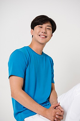 포토 JPG 스튜디오촬영 남자 컬러 사진 모션 실내 표정 한명 웃음 앉기 상반신 20대 성인 옆모습 파란색 한국인 흰배경 남자한명만 성인남자한명만 국내포토 1 뷰포인트 사람 동양인 청년 내부 흰색 남자만 성인남자만 파일형식 인종 성인만
