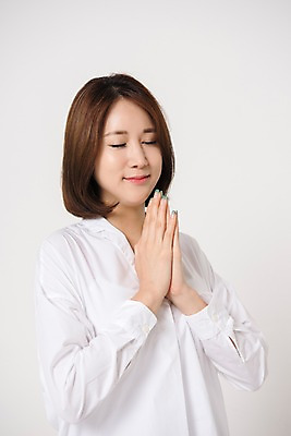 포토 JPG 스튜디오촬영 여자 컬러 사진 모션 실내 표정 한명 웃음 상반신 20대 성인 옆모습 눈감음 한국인 흰색 기도 흰배경 예배 손모으기 합격기원 간절함 여자한명만 성인여자한명만 국내포토 1 뷰포인트 백그라운드 컨셉 사람 동양인 손짓 청년 내부 합격 여자만 성인여자만 파일형식 인종 성인만