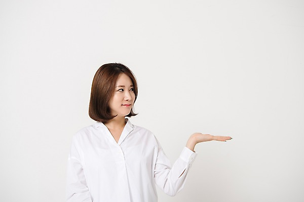 포토 JPG 스튜디오촬영 여자 컬러 사진 모션 실내 표정 한명 미소 손짓 상반신 20대 성인 옆모습 한국인 흰색 가리킴 흰배경 포인트 여자한명만 성인여자한명만 국내포토 1 뷰포인트 백그라운드 사람 동양인 청년 내부 금융 여자만 성인여자만 파일형식