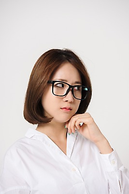 포토 JPG 스튜디오촬영 여자 안경 컬러 사진 모션 실내 표정 한명 상반신 20대 성인 앞모습 턱괴기 한국인 흰색 흰배경 여자한명만 성인여자한명만 안경낌 국내포토 1 잡화 뷰포인트 사람 동양인 청년 내부 여자만 성인여자만 파일형식 인종 성인만