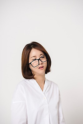 포토 JPG 스튜디오촬영 여자 안경 컬러 사진 모션 스트레스 실내 표정 한명 상반신 20대 성인 앞모습 한국인 흰색 흰배경 여자한명만 성인여자한명만 안경낌 국내포토 1 잡화 뷰포인트 백그라운드 사람 동양인 청년 내부 여자만 성인여자만 파일형식