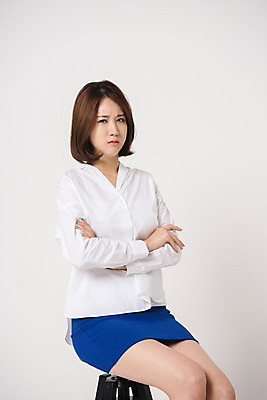 포토 JPG 스튜디오촬영 여자 컬러 사진 모션 실내 표정 한명 앉기 상반신 20대 성인 옆모습 팔짱 한국인 짜증 흰색 찡그림 흰배경 여자한명만 성인여자한명만 국내포토 1 감정 뷰포인트 백그라운드 사람 동양인 청년 내부 여자만 성인여자만 파일형식