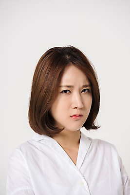 포토 JPG 스튜디오촬영 여자 컬러 사진 모션 실내 표정 한명 상반신 20대 성인 앞모습 한국인 짜증 흰색 찡그림 흰배경 여자한명만 성인여자한명만 입술깨물기 국내포토 1 감정 뷰포인트 백그라운드 사람 동양인 청년 내부 여자만 성인여자만 파일형식