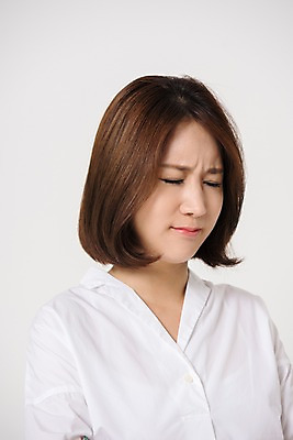 포토 JPG 스튜디오촬영 여자 컬러 사진 모션 실내 표정 한명 상반신 20대 성인 앞모습 눈감음 한국인 짜증 흰색 찡그림 흰배경 여자한명만 성인여자한명만 국내포토 1 감정 뷰포인트 백그라운드 사람 동양인 청년 내부 여자만 성인여자만 파일형식