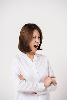 포토 JPG 스튜디오촬영 여자 컬러 사진 모션 실내 표정 한명 서기 상반신 20대 성인 옆모습 팔짱 외침 한국인 분노 흰색 찡그림 흰배경 여자한명만 성인여자한명만 국내포토 1 감정 뷰포인트 백그라운드 사람 동양인 청년 내부 소리 여자만 성인여자만 파일형식